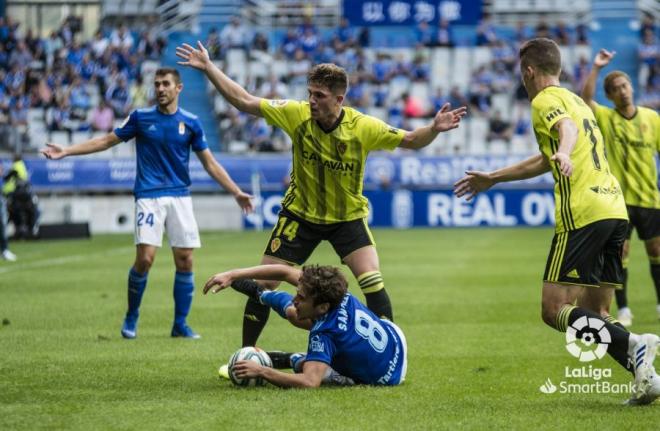 Lucas Ahijado protesta la falta sobre Marco Sangalli en el Real Oviedo-Zaragoza (Foto: LaLiga).