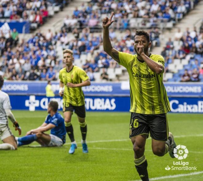 Luis Suárez celebra uno de sus dos goles ante el Real Oviedo en el Carlos Tartiere (Foto: LaLiga).
