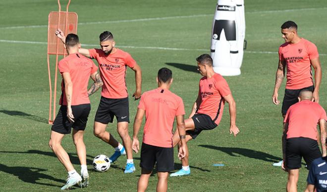 Dabbur controla la pelota en el entrenamiento del Sevilla. (Foto: Kiko Hurtado).