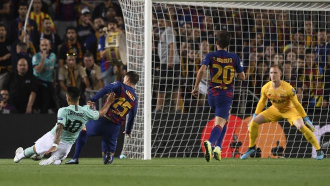 Lautaro, anotando su gol en el Barcelona-Inter (Foto: UEFA).