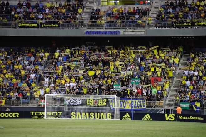 La afición del Cádiz, durante un partido en el Nuevo Mirandilla (Foto: Cristo García).