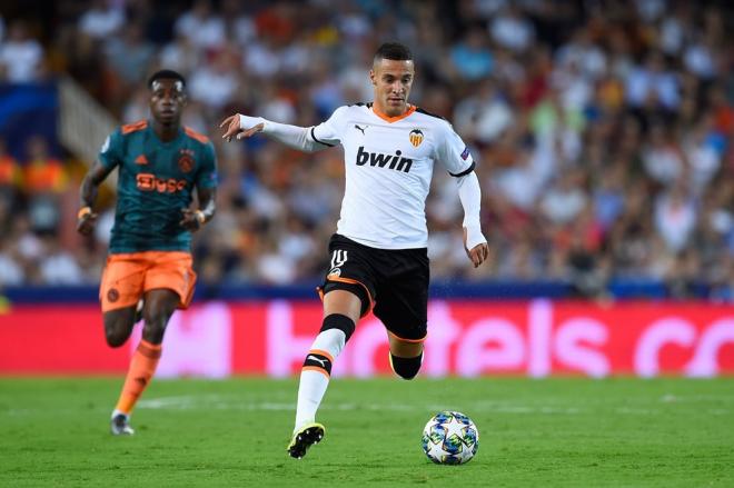 Rodrigo conduce el esférico en el duelo del Valencia ante el Ajax (Foto: UEFA).