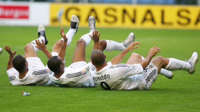 Ronaldo Nazário, Robinho y Roberto Carlos, en su polémica celebración en el Estadio de Mendizorroza.