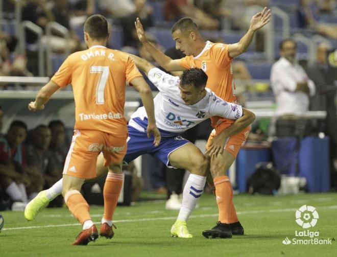 Sergio Tejera disputa un balón en el Tenerife-Oviedo (Foto: LaLiga).