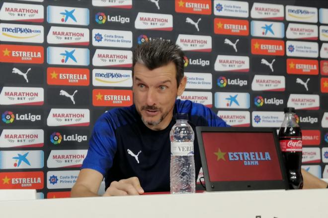 Juan Carlos Unzué, en la sala de prensa del Girona (Foto: Girona FC).