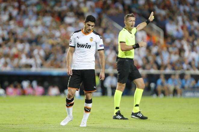Guedes se lamenta durante el Valencia - Ajax (Foto: David González).