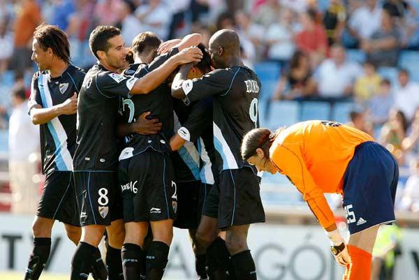 Varios jugadores del Málaga celebran uno de los tantos conseguidos en 2010 en un Zaragoza 3-5 Málaga (Foto: EFE).