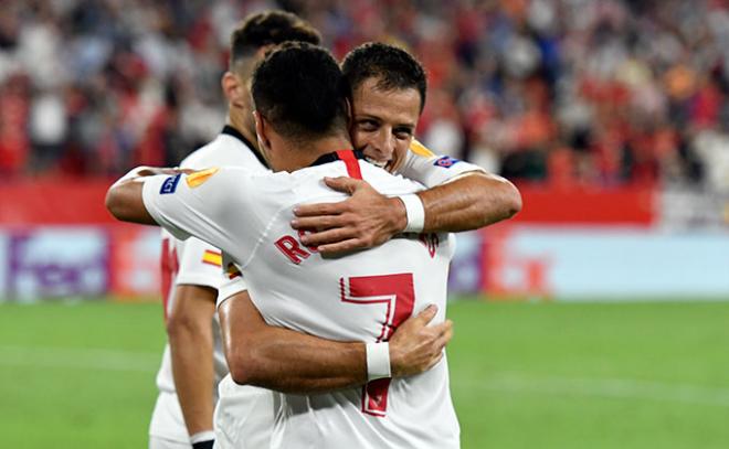 Chicharito celebra su gol ante el APOEL. (Foto: Kiko Hurtado).