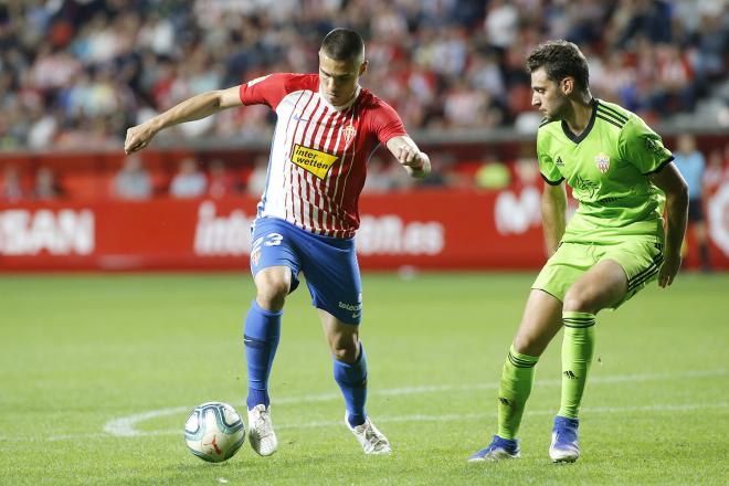 Djurdjevic durante una acción ante el Almería (Foto: Luis Manso).