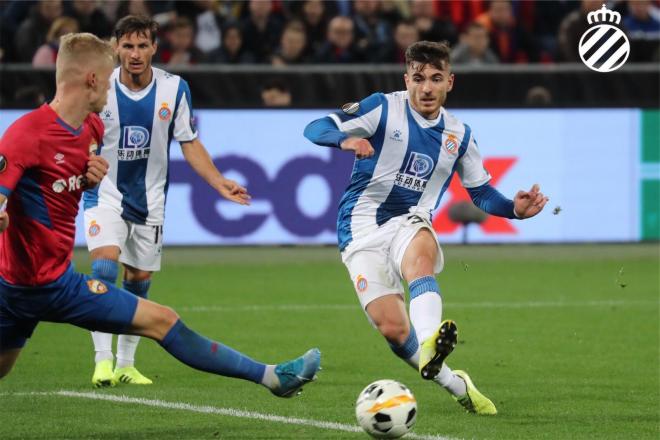 Campuzano dispara para anotar el segundo gol del Espanyol (Foto: RCDE).