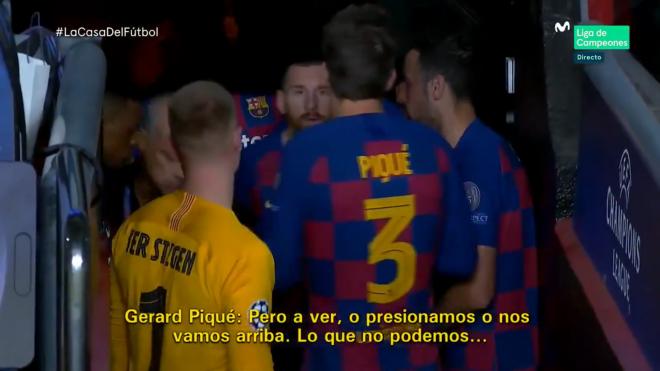 Piqué y Leo Messi charlando antes de la segunda mitad.