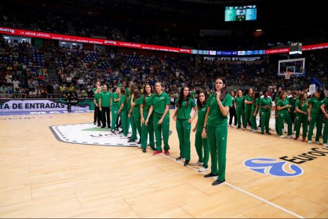 La plantilla del Unicaja Femenino, en el centro de la pista (Foto: @unicajacb).