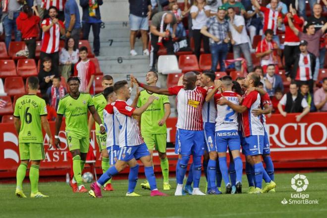 Los jugadores del Sporting celebran el gol de Babin (Foto: LaLiga).