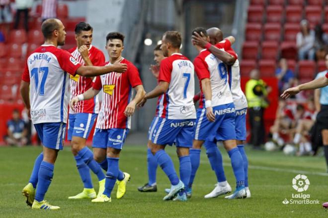 Los jugadores del Sporting celebran un gol de Aitor (Foto: LaLiga).