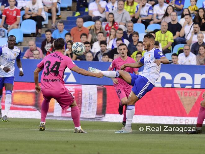 Luis Suárez trata de controlar el balón en presencia de Ismael Casas y Luis Muñoz (Foto: Real Zaragoza).