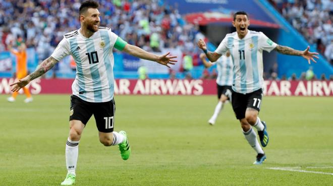 Messi, junto a Di María, celebrando un gol con Argentina.