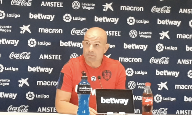 El entrenador del Levante, Paco López, durante la rueda de prensa de este jueves.
