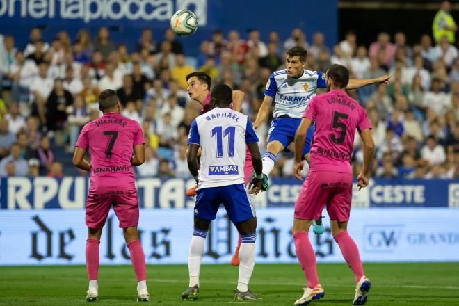 Soro remata el balón en el área (Foto: Daniel Marzo).