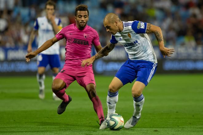 Pombo regateando a un rival en el Real Zaragoza - Málaga (Foto: Daniel Marzo)