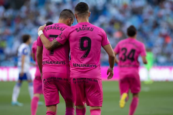 Sadiku y Juankar, durante el Zaragoza-Málaga (Foto: Dani Marzo).