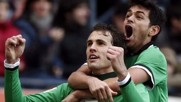 Stuani celebra un gol en las filas del Racing de Santander, junto a Lautaro Acosta (Foto: EFE).