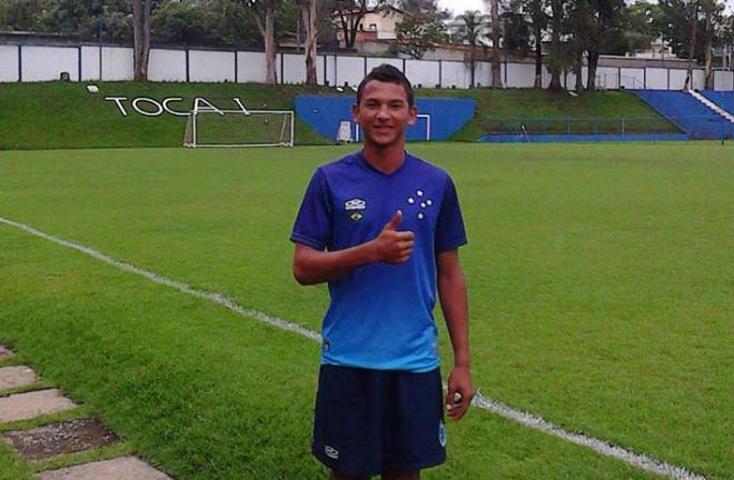 Luis Suárez posa con la camiseta del entrenamiento del Cruzeiro.