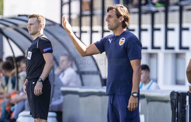 Angulo, entrenador del Valencia CF Youth League (Foto: Valencia CF)