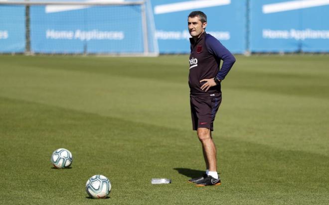 Ernesto Valverde, entrenador del FC Barcelona, durante el entrenamiento (Foto: FCB).