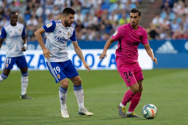 Luis Muñoz protege la pelota durante el Real Zaragoza-Málaga(Foto: Dani Marzo).