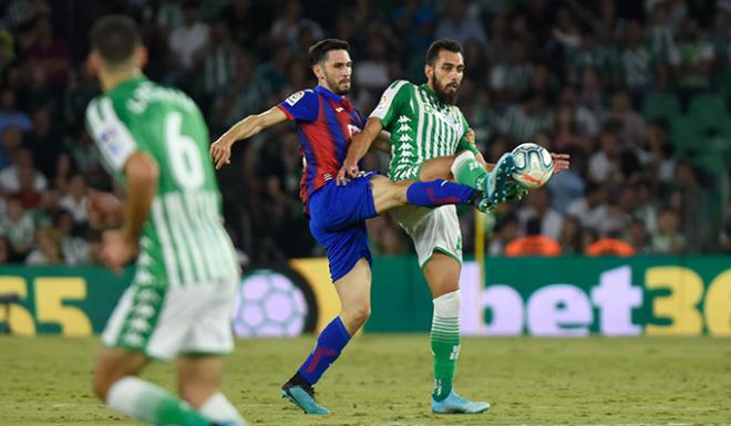 Borja Iglesias pugna por una pelota (foto: Kiko Hurtado).