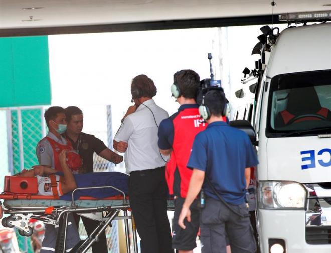 Marc Márquez abandona en ambulancia el GP de España.