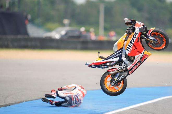 Caída de Marc Márquez en los entrenamientos del GP de Tailandia (Foto: @marcmarquez93).