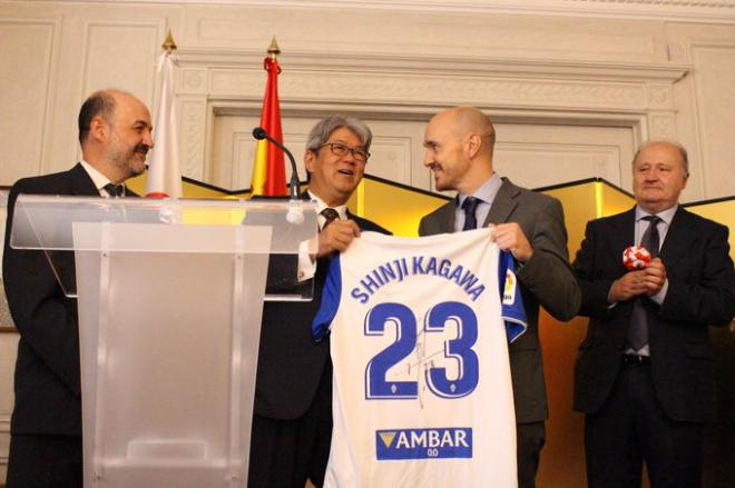 Entrega al Embajador de Japón en España de una camiseta del Real Zaragoza firmada por Shinji Kagawa (Foto: @JapanEmb_Spain).