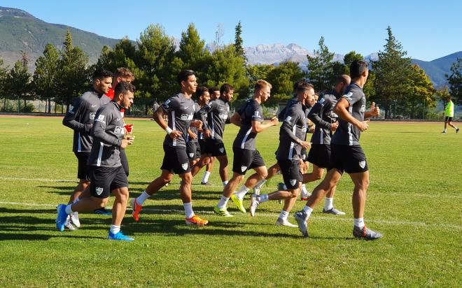 Varios jugadores, haciendo carrera continua (Foto: Málaga CF).