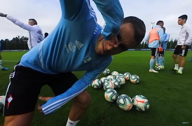 Hugo Mallo bromea con la cámara de 360º del Celta (Foto: CeltaMedia).