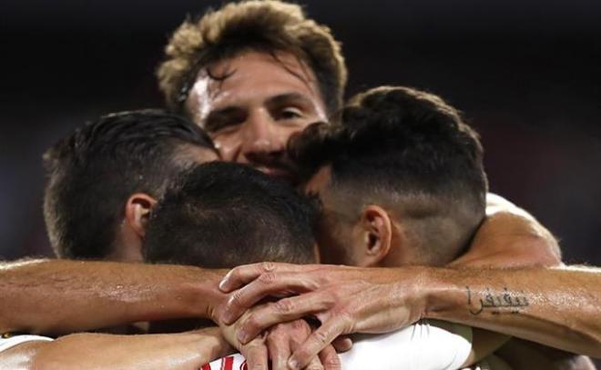 Franco Vázquez celebra con sus compañeros el gol de Chicharito.