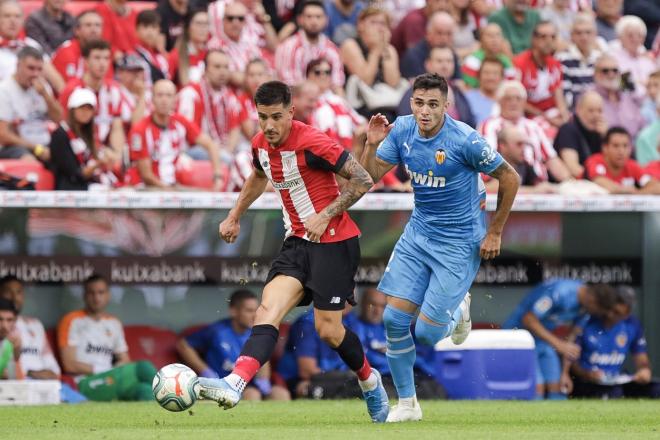 Yuri Berchiche, ante el Valencia.