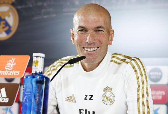 Zinedine Zidane, sonriente, en rueda de prensa (Foto: Real Madrid).