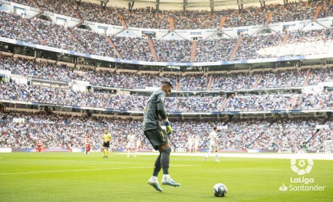 Areola, jugador del Real Madrid, recibe un balón (Foto: LaLiga).