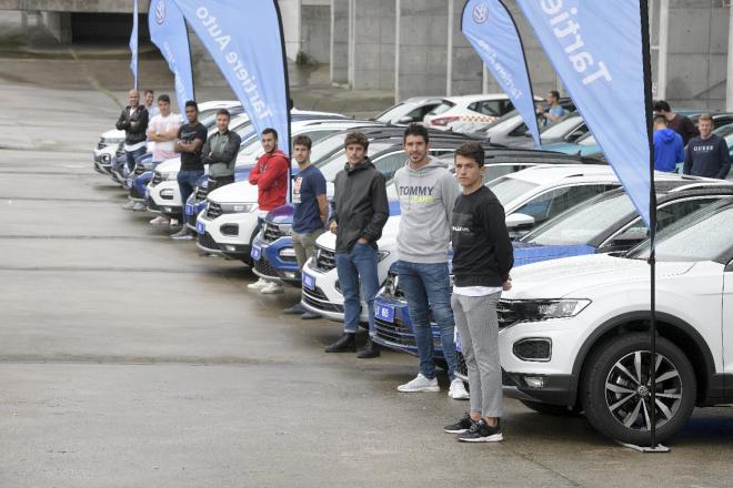 Los nuevos coches de los jugadores del Real Oviedo (Foto: Real Oviedo).