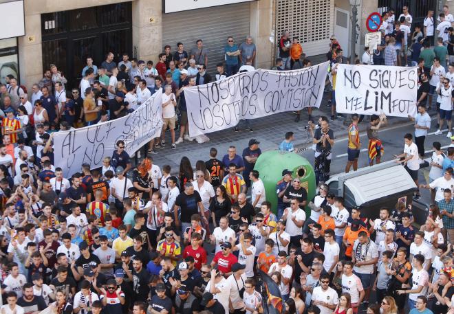 Protestas contra Lim en el Valencia-Alavés (Foto: David González)
