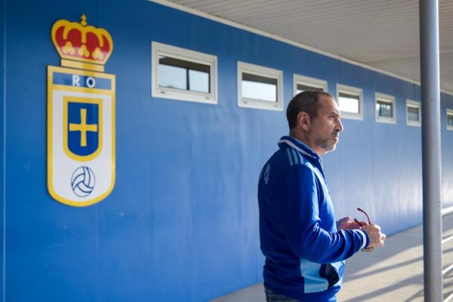 José Aboumrad, en El Requexón, viendo el entrenamiento del Real Oviedo (Foto: ROV).