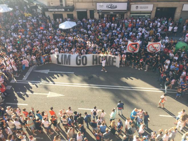 Aficionados del Valencia CF protestan contra Peter Lim y Anil Murthy en Mestalla.