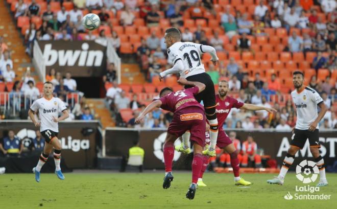 Rodrigo, cabecea ante el Alavés.