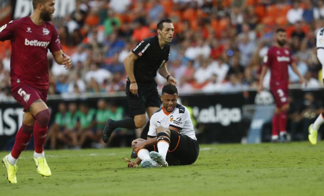 Coquelin se duele durante el Valencia - Alavés (Foto: David González).