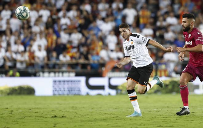 Manu Vallejo pelea un balón con el Valencia CF (Foto: David González).