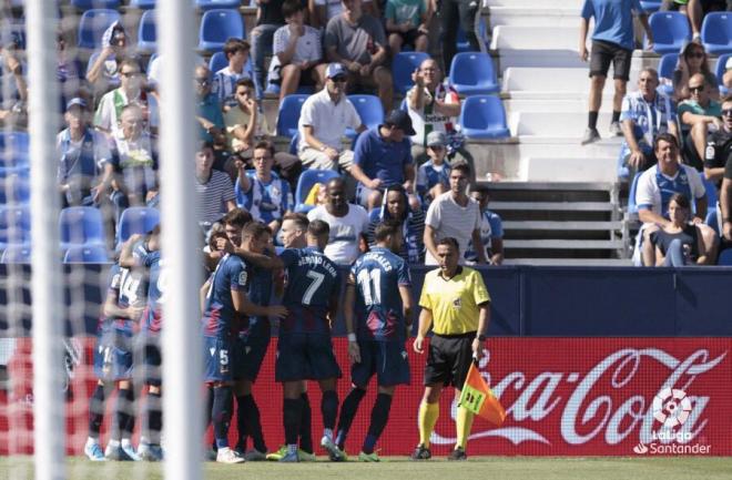 Los jugadores del Levante celebran uno de los goles ante el Leganés.