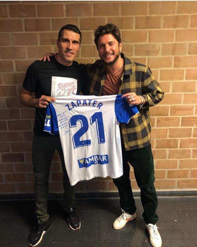 Zapater y Manuel Carrasco posan juntos con una camiseta del Real Zaragoza (Foto: @mariazapa21).