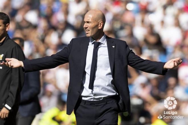 Zidane, durante el choque ante el Granada.