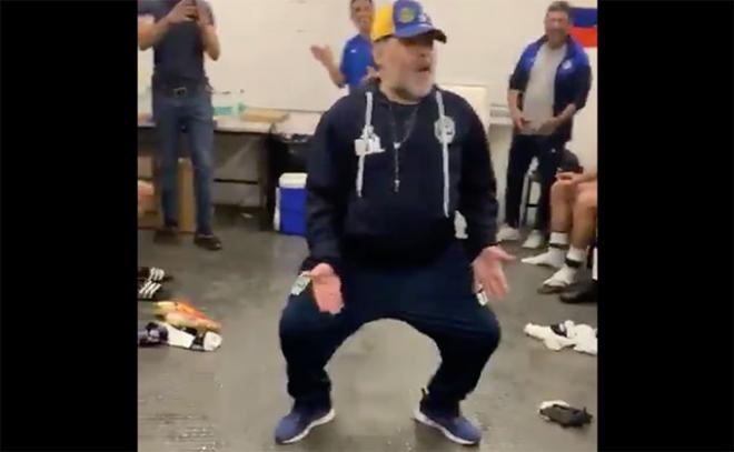 Baile del Maradona entrenador en el vestuario.